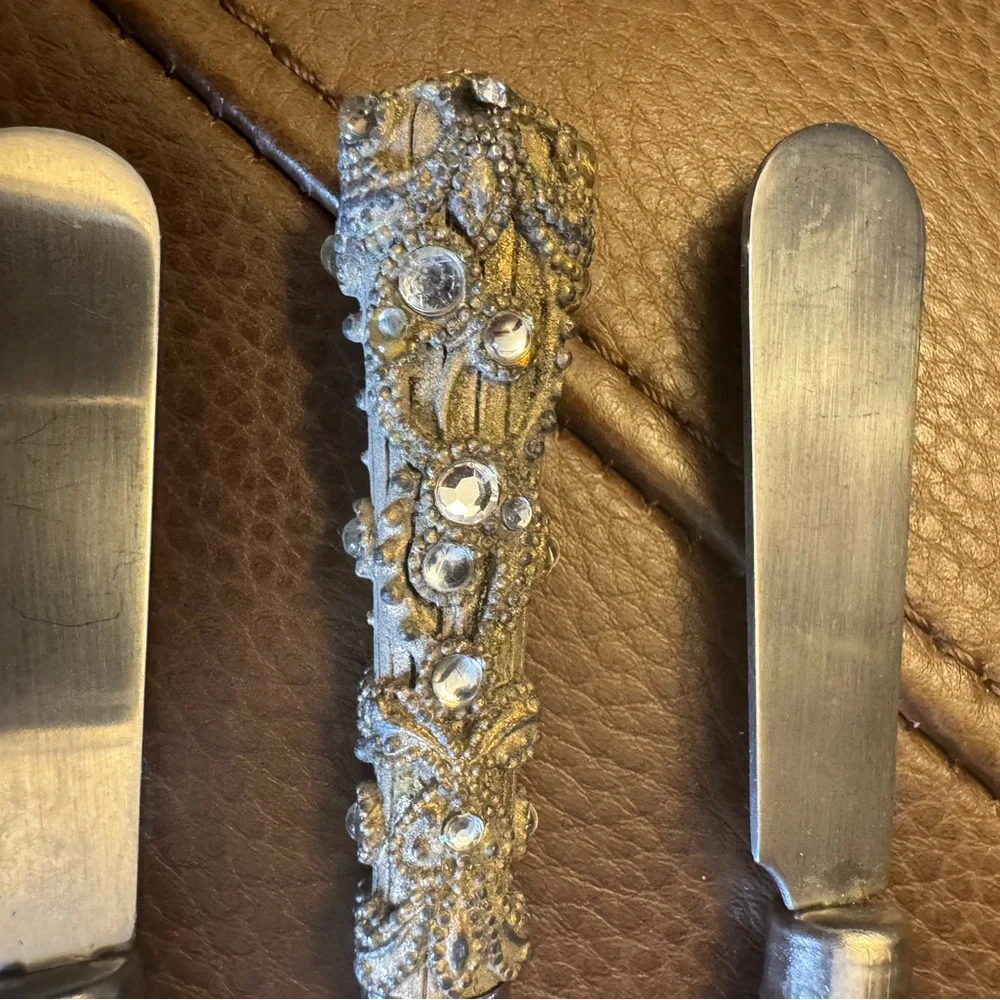 Vintage set of 4 ornate handled butter/cheese spread knives